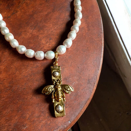 Abeja Pearl Necklace